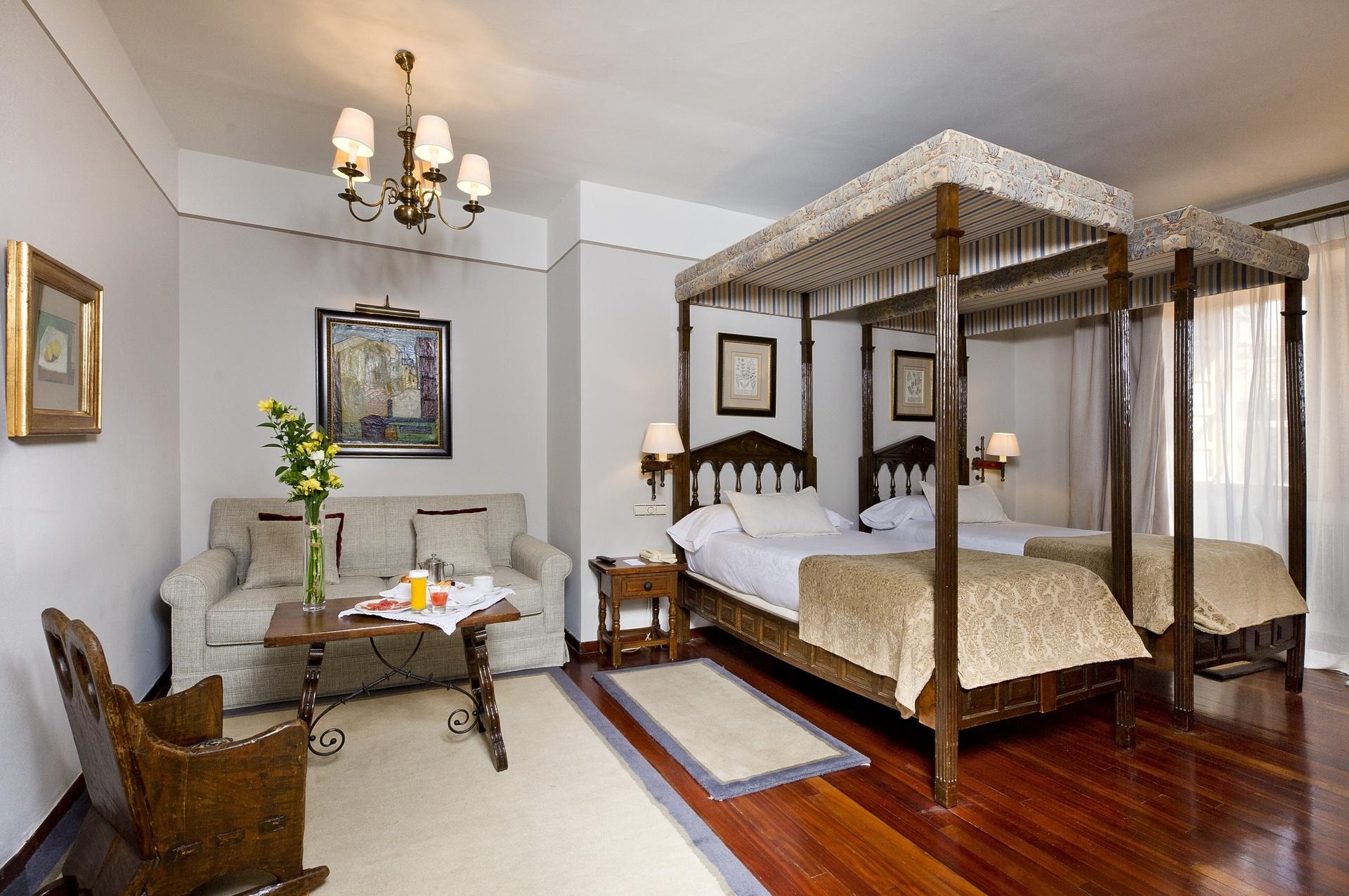 Parador Dos Reis Católicos — four-poster