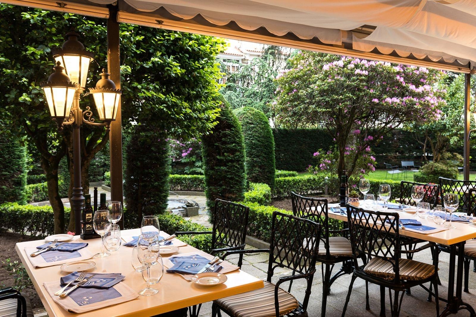 Parador de Pontevedra — garden dining
