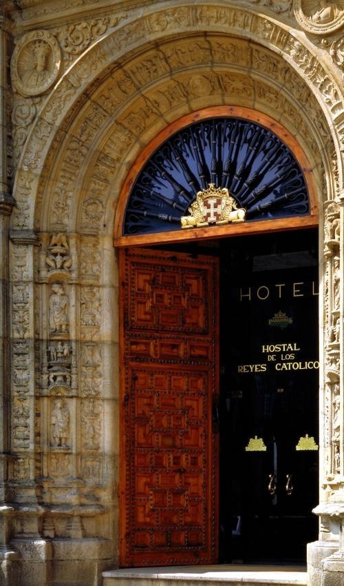 Parador Dos Reis Católicos — doorway