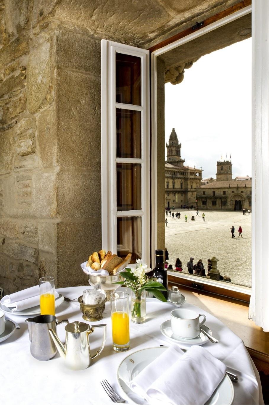 Parador Dos Reis Católicos — window
